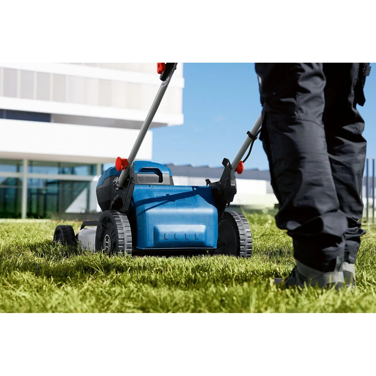 Bosch Professional GRA 18V2-46 Akku-Rasenmäher, 46 cm Schnittbreite, bürstenloser Motor 4