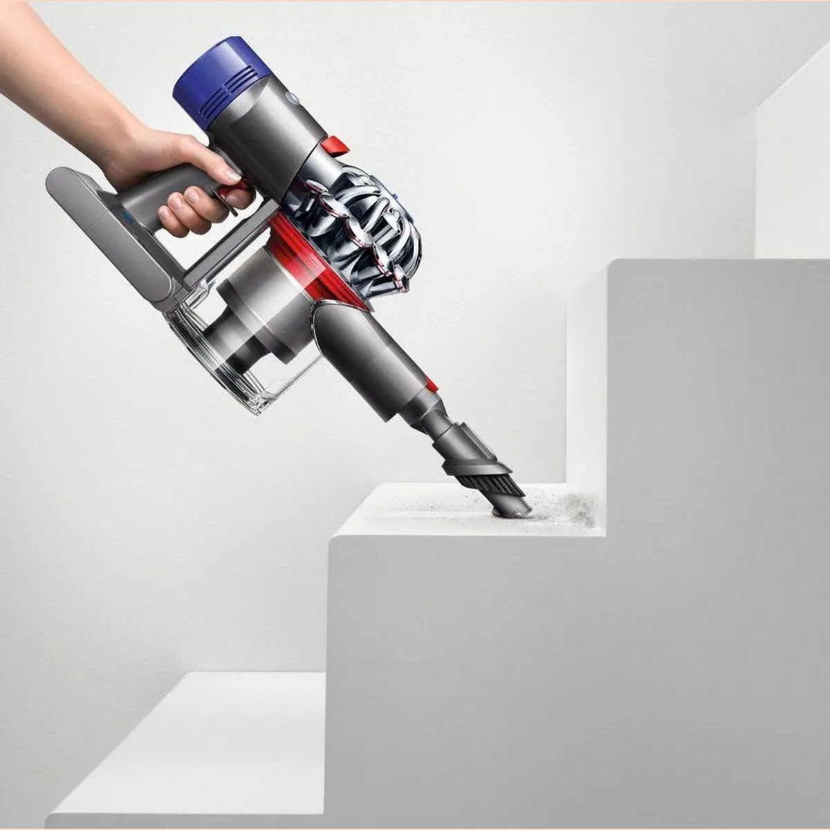DYSON V8 Advanced Akku-Stielstaubsauger, starke Saugkraft, hygienische Entleerung, vielseitiges Zubehör Dieses Produkt der Marke DYSON wird von uns 4