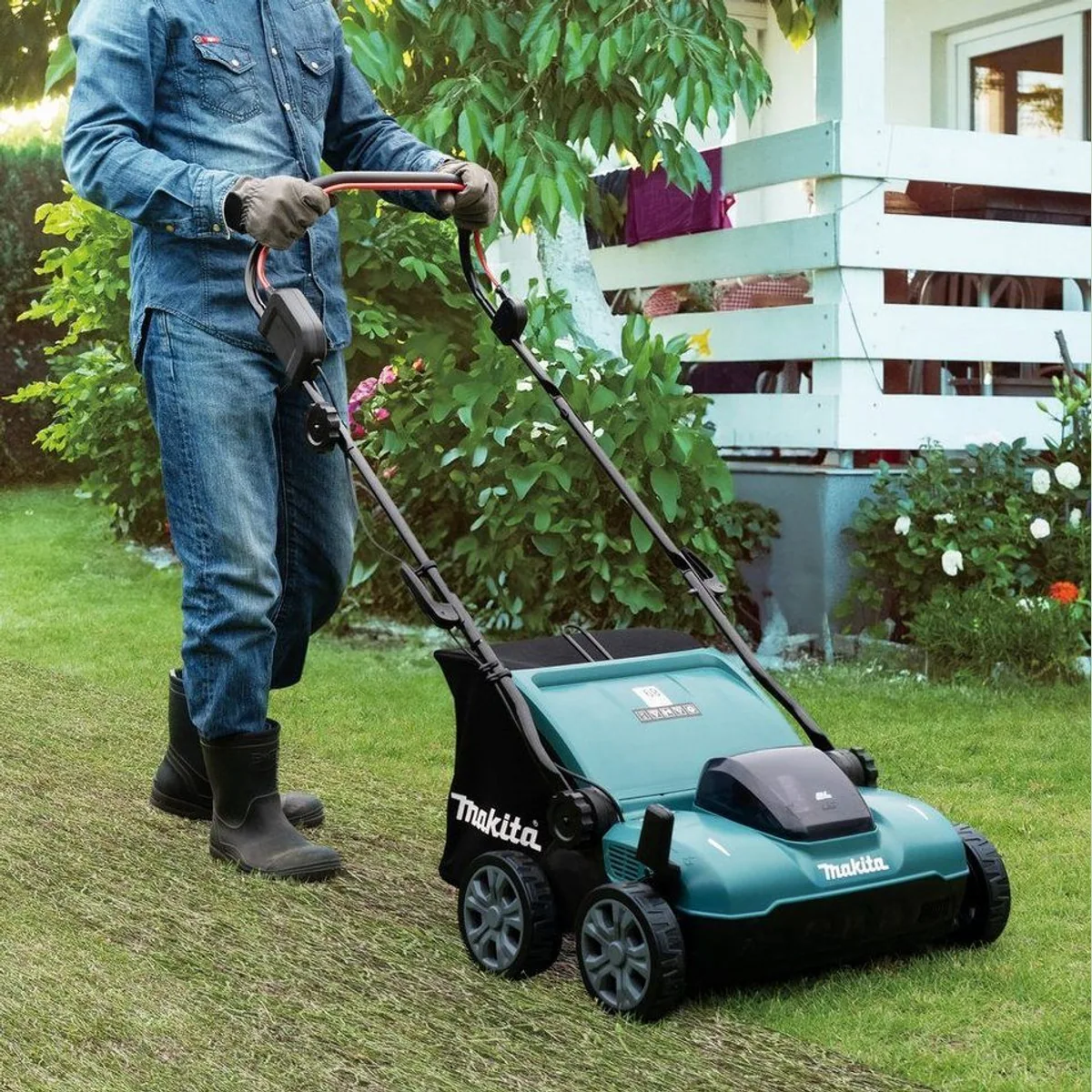 Makita DUV320Z Akku-Vertikutierer, 32 cm Arbeitsbreite, 30 l Grasfangsack, 4-fache Arbeitstiefeneinstellung Dieses Produkt der Marke Makita wird von 2
