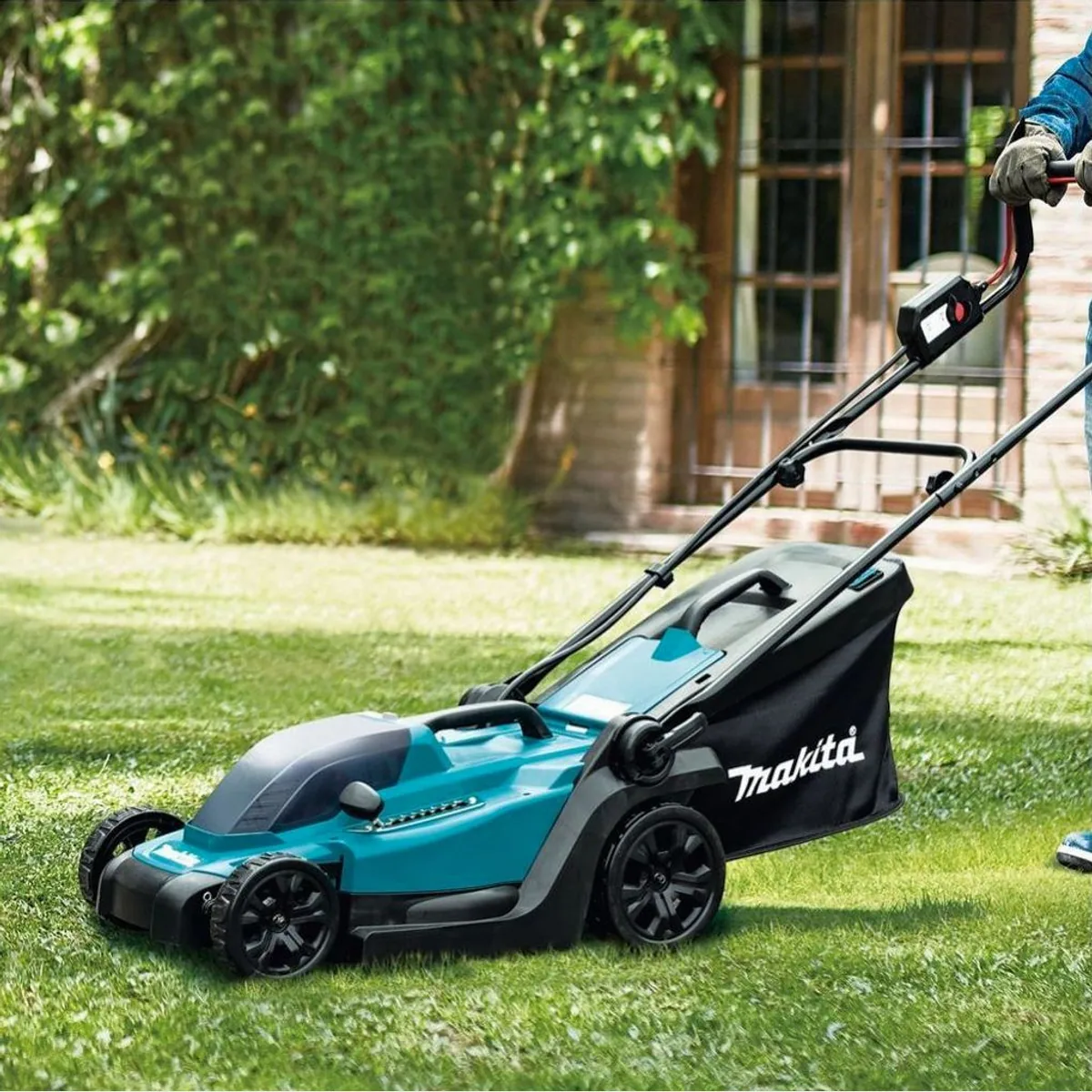 Makita DLM330 Akku-Rasenmäher, 33 cm Schnittbreite, geräuscharm Dieses Produkt der Marke Makita wird von uns als unabhängigem Händler vertrieben. Wir 2