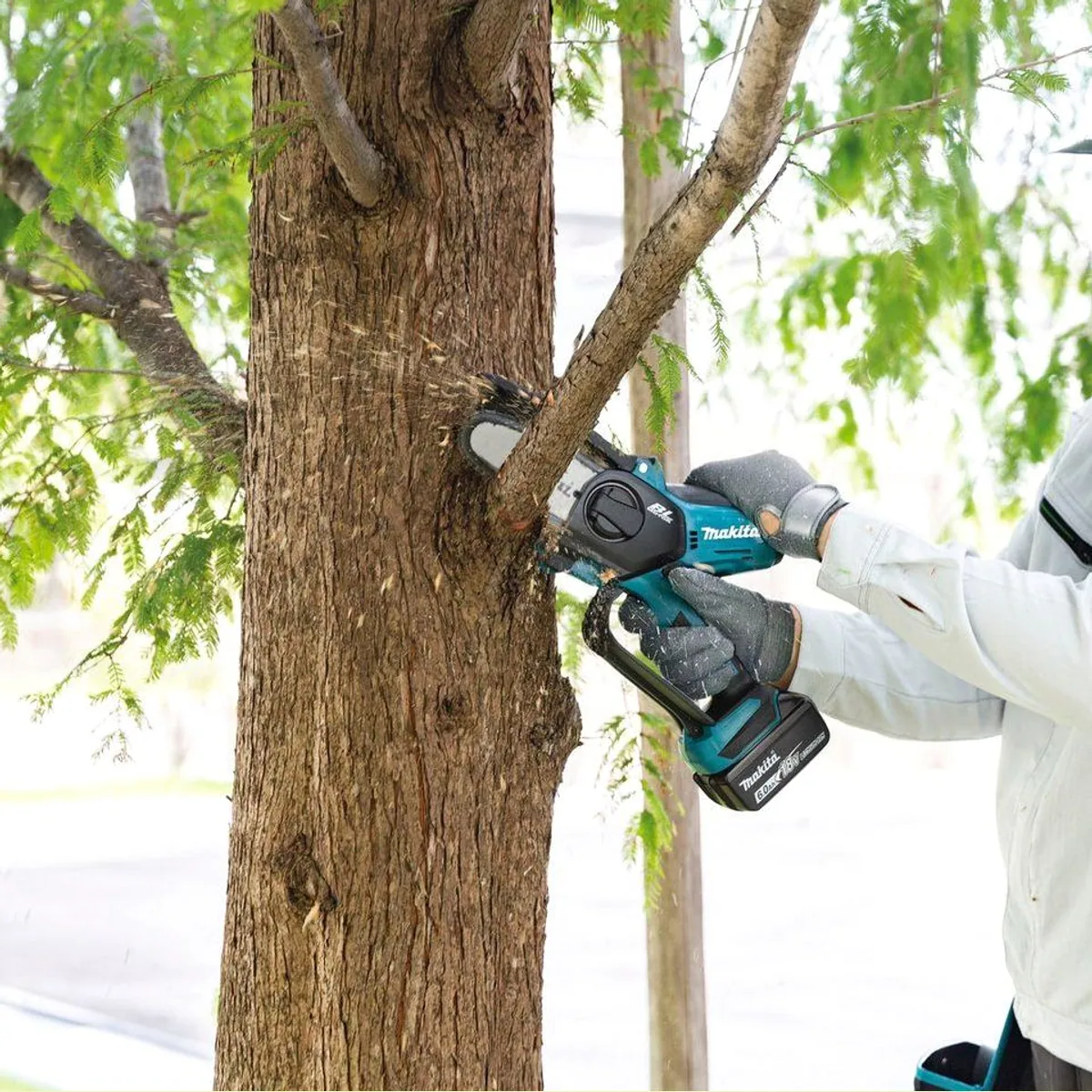 Makita DUC101Z Akku-Astsäge, kompakt, wartungsfreier Motor, 8 m/s Dieses Produkt der Marke Makita wird von uns als unabhängigem Händler vertrieben 2