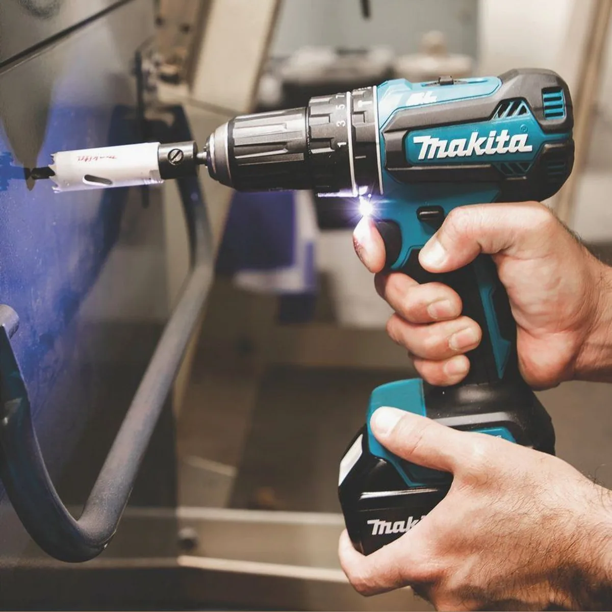 Makita DHP485RTJ Akku-Schlagbohrschrauber, 2 Akkus 18 V/5 Ah, max. 1900 U/min Dieses Produkt der Marke Makita wird von uns als unabhängigem Händler 2