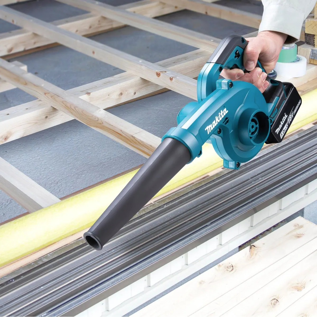 Makita DUB185Z Akku-Gebläse, 18V, 192 m³/h, 98 m/s — kompakt, leicht, vielseitig Dieses Produkt der Marke Makita wird von uns als unabhängigem 2