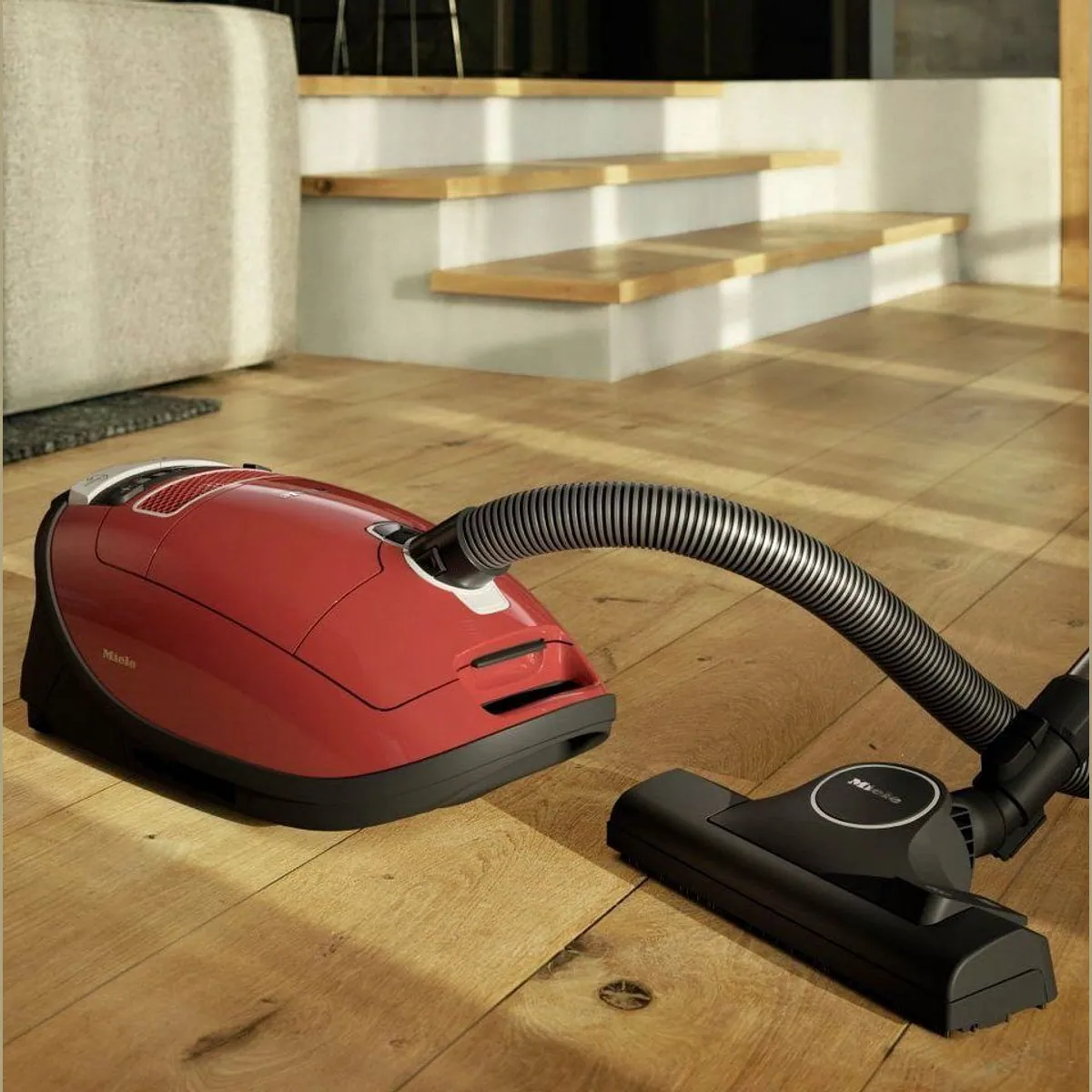 Miele Complete C3 Bodenstaubsauger, leistungsstark, 12 m Aktionsradius, integriertes Zubehör 2