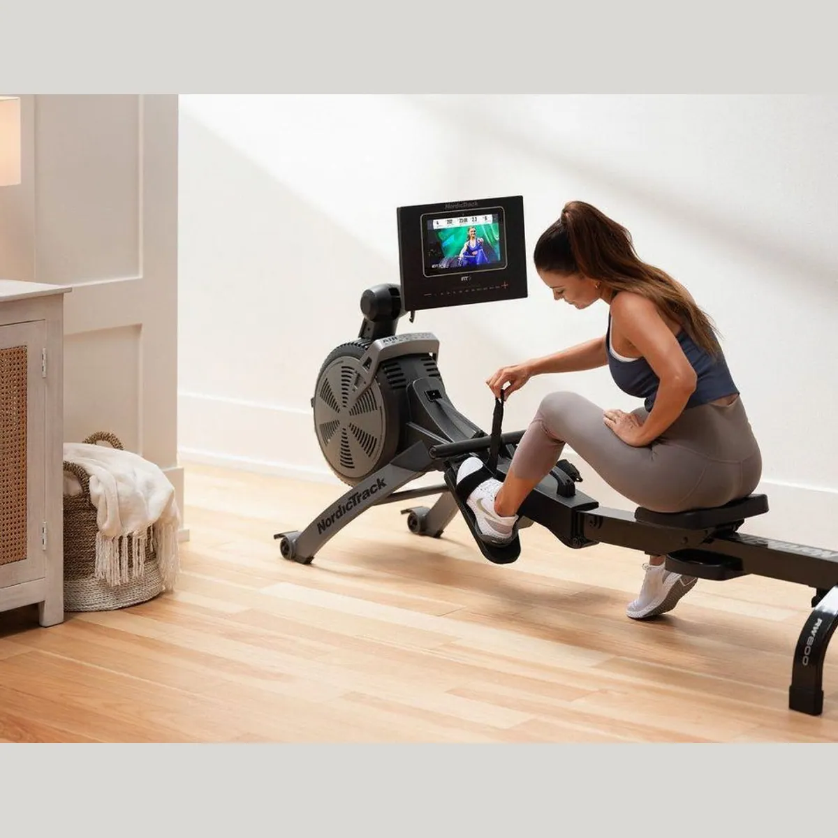 NordicTrack RW600 Rudergerät, 115 kg max. Benutzergewicht, 7'' Touchscreen 5